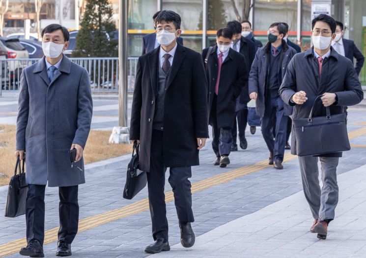 [SM 경영권 전쟁]SM “정당한 신주 발행” vs 이수만 “편법 취득은 위법”