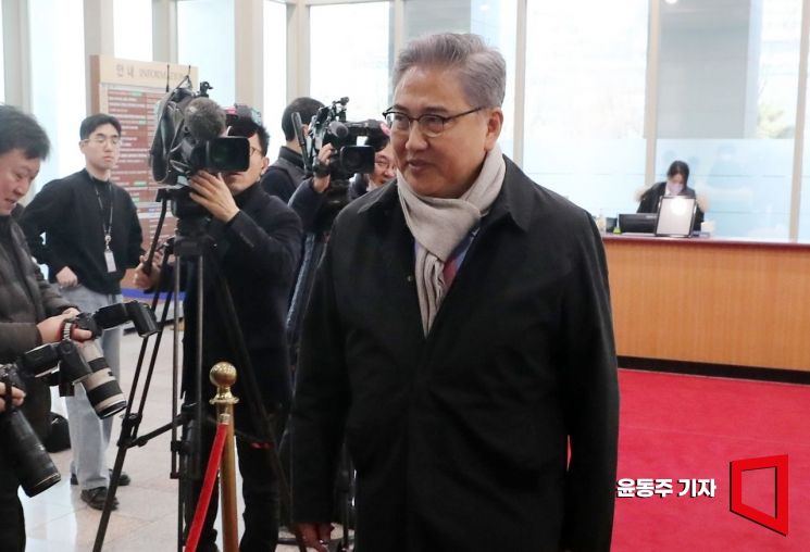 [포토] 외교부 청사 들어서는 박진 장관