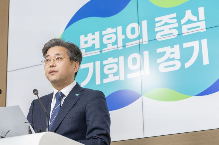 김진욱 경기도 대변인이 22일 경기도청 브리핑룸에서 검찰의 이날 압수수색에 대해 강한 유감을 표시하고 있다.