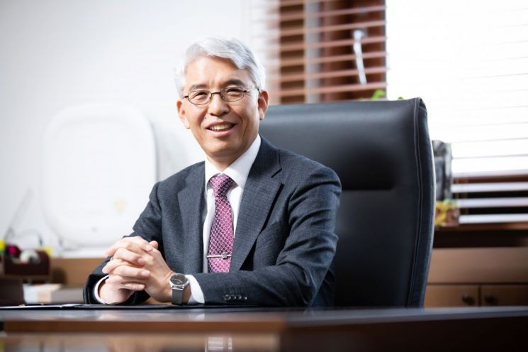 이복진 한국제지연합회 회장.