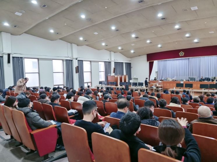 지난달 16일 서울 서초구 중앙지방법원 경매법원에 200명이 넘는 인파가 몰렸다. [사진=류태민 기자]