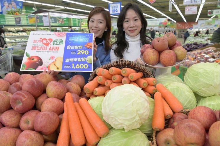 서울 서초구 하나로마트 양재점에서 모델들이 당근, 양배추, 사과를 소개하고 있다[사진제공=농협유통].