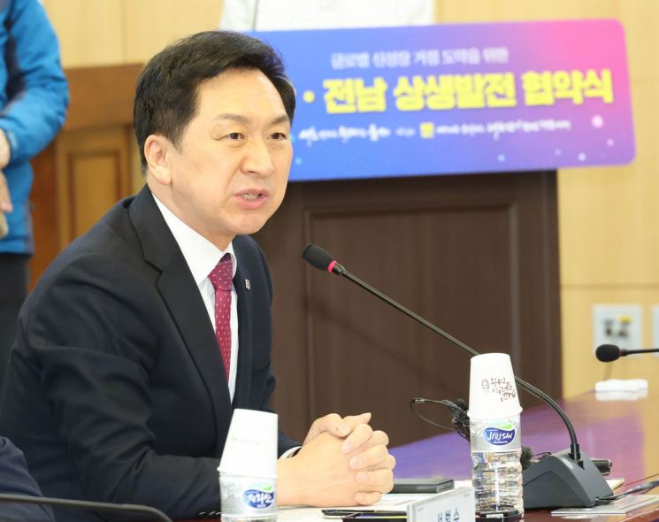 임장 예고 이준석, "땅 95% 할인받아"…김기현 맹공
