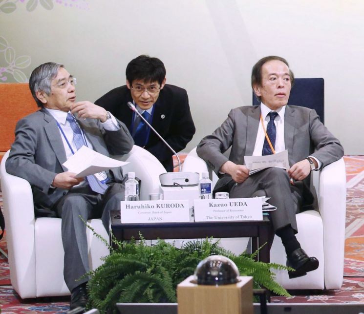 구로다 하루히코(왼쪽) 일본은행 현 총재와 우에다 가즈오 일본은행의 신임 총재(오른쪽) [이미지출처=연합뉴스]