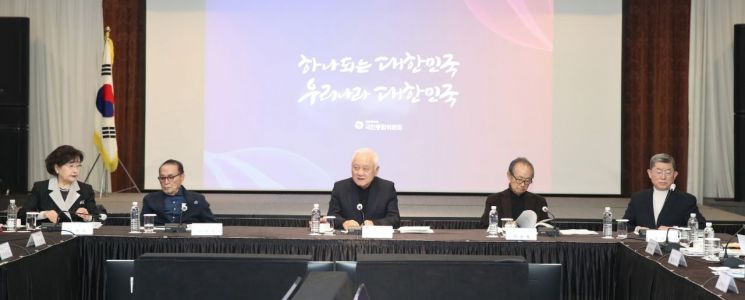 김한길 국민통합위원장이 22일 주재한 6차 전체회의에서 '국민통합 5개년 국가전략'을 확정했다. [사진제공=국민통합위]