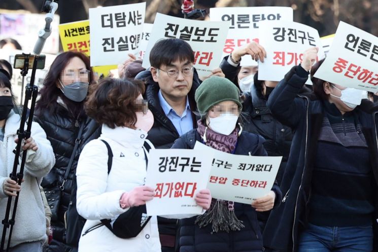 '청담동 술자리 의혹' 더탐사 강진구 대표 구속영장 기각