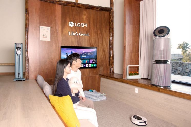 LG전자 모델이 '어나더 하우스 펫 스테이 안성'에서 LG 프리미엄 가전을 체험하고 있다. / [사진제공=LG전자]