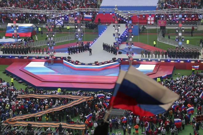 22일(현지시간) 모스크바 루즈니키 스타디움에서 열린 '조국 수호자에게 영광을' 콘서트에서 국기를 흔들며 환호하고 있는 군중들. [사진출처=AP연합뉴스]