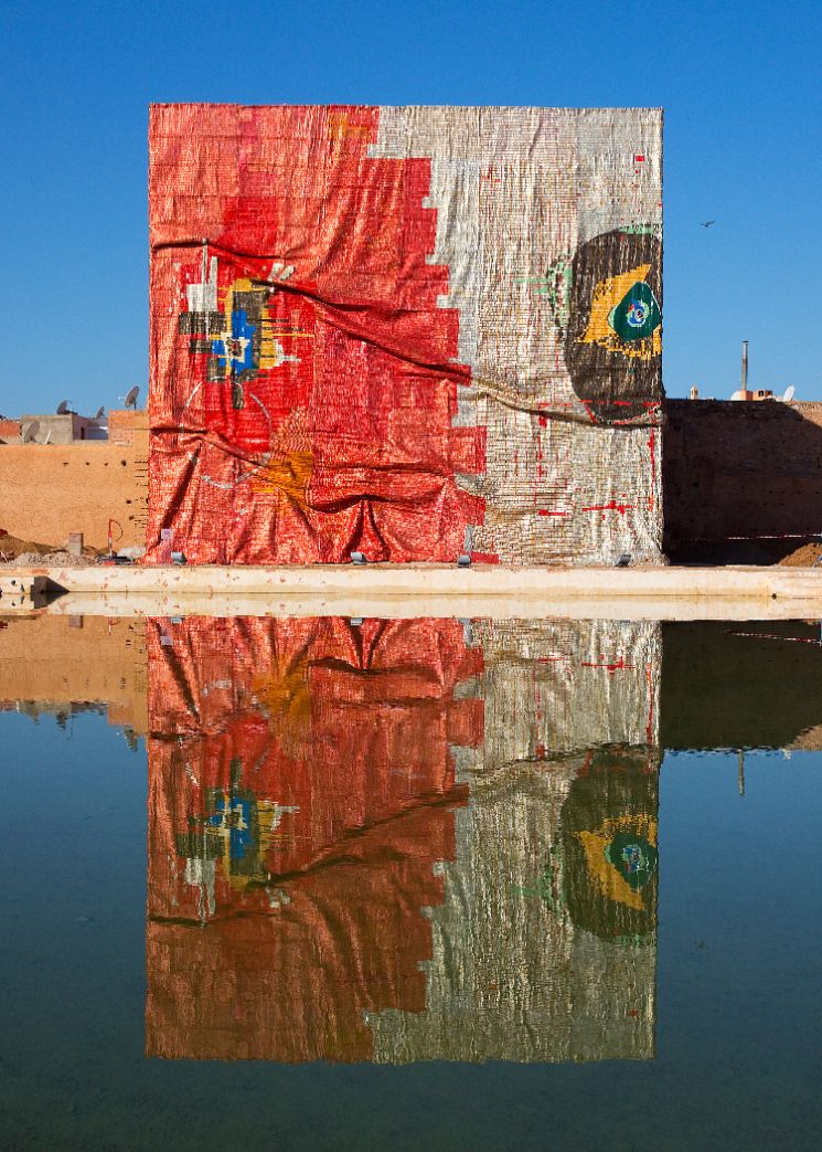 엘 아나추이의 작품. 출처: El Anatsui, Kindred Viewpoints, 2016. Image courtesy Marrakech Biennale 6, NOT NEW NOW. Photo ? Jens Martin