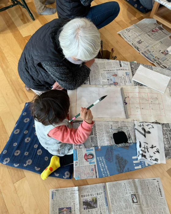 '나기 차일드 홈'에서 노인이 아이에게 서예를 가르치고 있다.(사진출처=나기 차일드 홈 공식 홈페이지)
