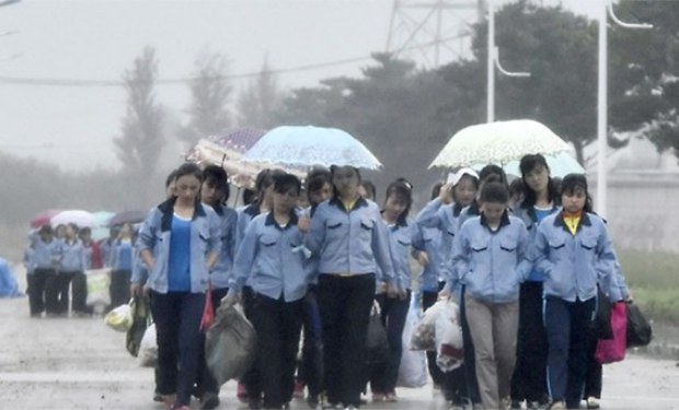 중국 길림성 연변 조선족 자치주 도문시 경제개발구에서 북한 노동자들이 출근하는 모습 [이미지출처=연합뉴스]