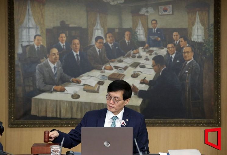 이창용 한국은행 총재가 23일 서울 중구 한국은행에서 열린 금융통화위원회 정기회의에서 의사봉을 두드리고 있다. 사진=사진공동취재단