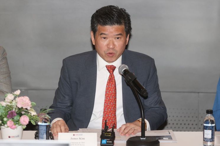 제임스 김 주한미국상공회의소 회장이 23일 오전 서울 여의도 IFC 더 포럼에서 열린 주한미국상공회의소(AHCHAM) 창립 70주년 신년 기자간담회에서 개회사를 하고 있다. [이미지출처=연합뉴스]