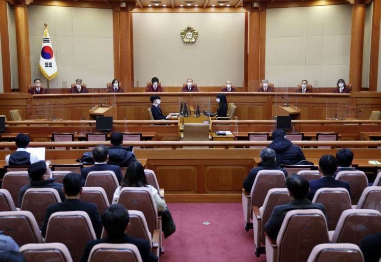 유남석 헌법재판소장(가운데)과 재판관들이 23일 오후 서울 종로구 헌법재판소 대심판정에서 자리에 앉아있다. [이미지출처=연합뉴스]