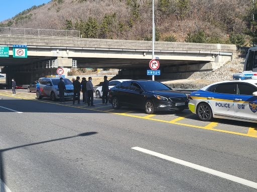 경남경찰청 6지구대, 도 경찰청 교통계, 한국도로공사, 도로교통공단 관계자들이 창원 서마산IC에서 역주행 사고 관련 현장 점검을 하고 있다. [사진제공=경남경찰청]