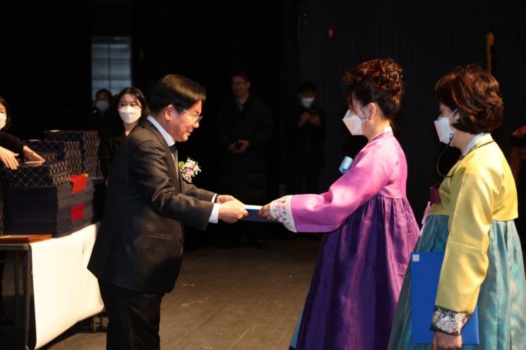 박강수 마포구청장(왼쪽)이 모범졸업생에게 표창장을 주고 있다.