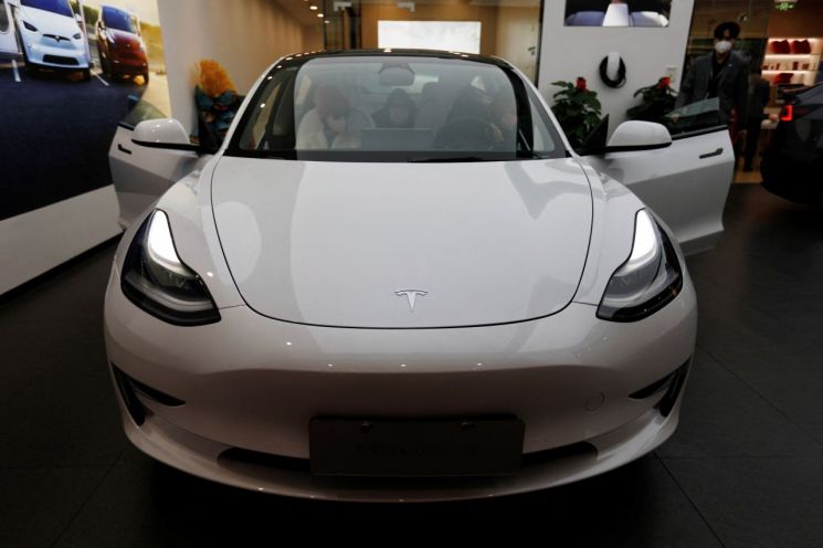 중국의 한 전시장에 있는 테슬라 모델3. 전기차 보급이 빨라지는 데 결정적인 역할을 한 차로 꼽힌다.＜사진출처:연합뉴스, 로이터＞