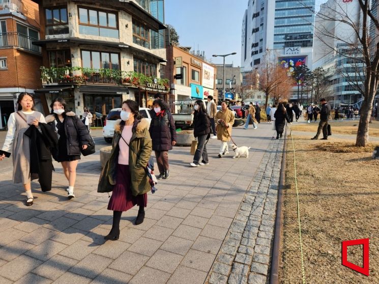 지난 23일 오후 3시30분께 서울 마포구 연남동 철길 인근. 마스크 착용 의무가 없는 실외임에도 상당수 시민이 마스크를 착용하고 있다./사진= 최태원 기자 skking@