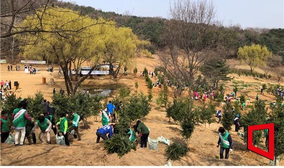 2022년 식목일 행사에서 인천 시민들이 함께 나무를 심고 있다. [사진 제공=인천시]