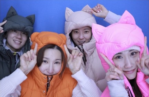 최나연과 김다나, 윤채영, 김하늘(왼쪽부터)이 스티커 사진을 찍으며 즐거운 시간을 보내고 있다. [사진제공=윤채영]