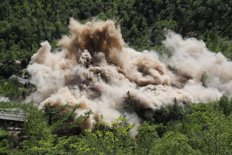 2018년 5월 북한 핵무기연구소는 함경북도 길주군 풍계리 핵실험장 폐쇄를 위한 폭파 작업을 실시했다. 사진은 지휘소와 건설노동자 막사가 폭파되는 모습. 핵실험장 주변에 숲이 우거져 있다.