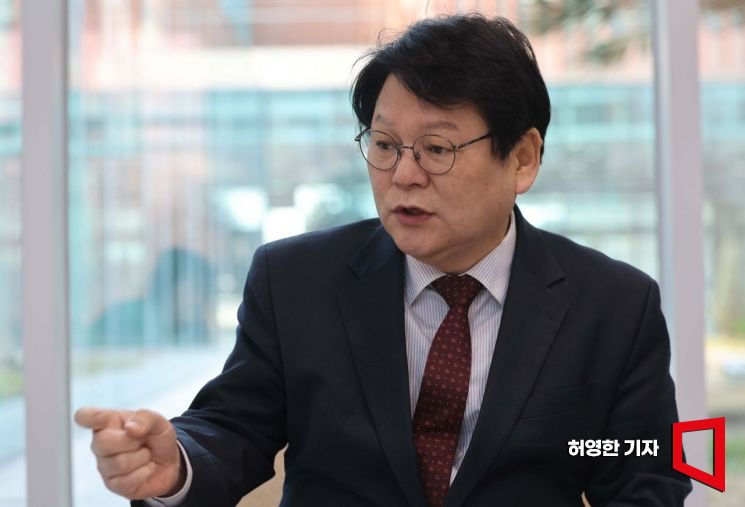 국민의힘 전당대회에 최고위원 후보로 출마한 민영삼 사회통합전략원구원 원장이 국회 소통관에서 기자와 만나 후보로서의 정견을 말하고 있다.