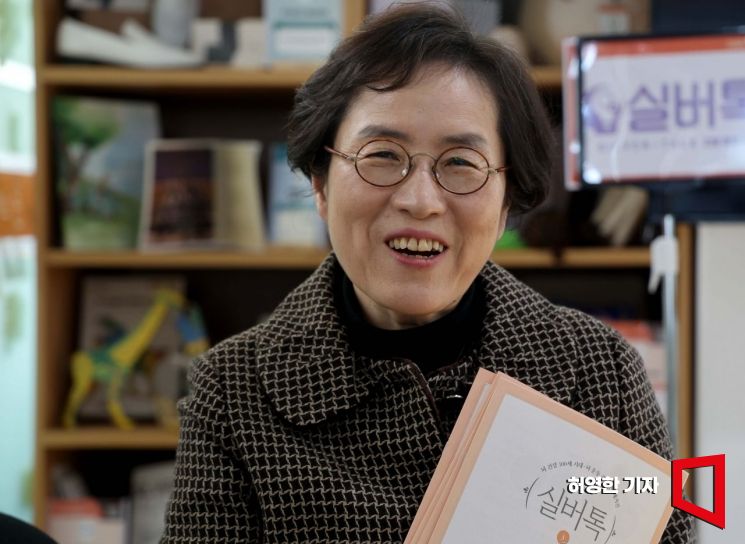 경도인지장애를 지닌 노인들을 위한 학습지 '실버톡'을 발행하는 실버톡 이은숙 대표