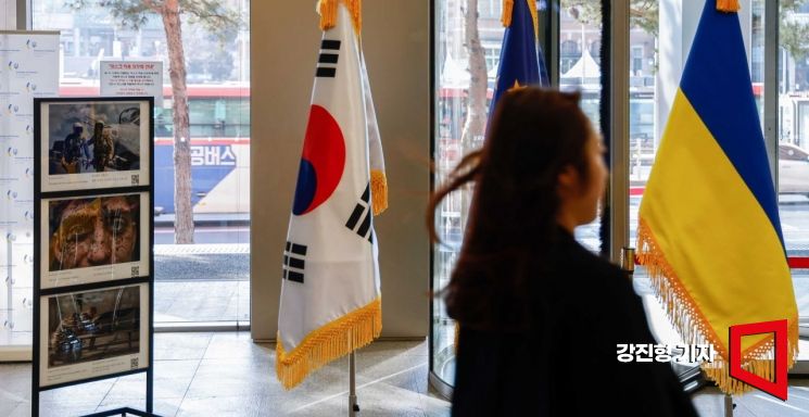 24일 서울 중구 서울스퀘어에서 우크라이나 전쟁 1년 기념 사진전이 열리고 있다. 사진=강진형 기자aymsdream@