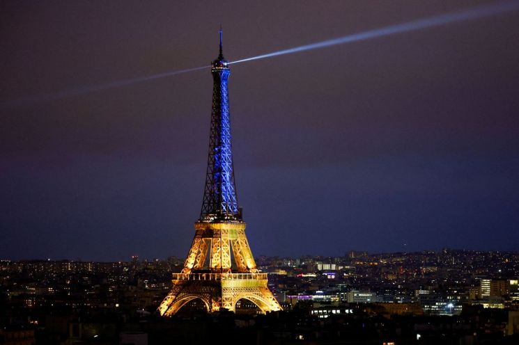 23일(현지시간) 프랑스 파리 에펠탑이 노란색과 파란색으로 빛나고 있다. [사진출처=로이터 연합뉴스]