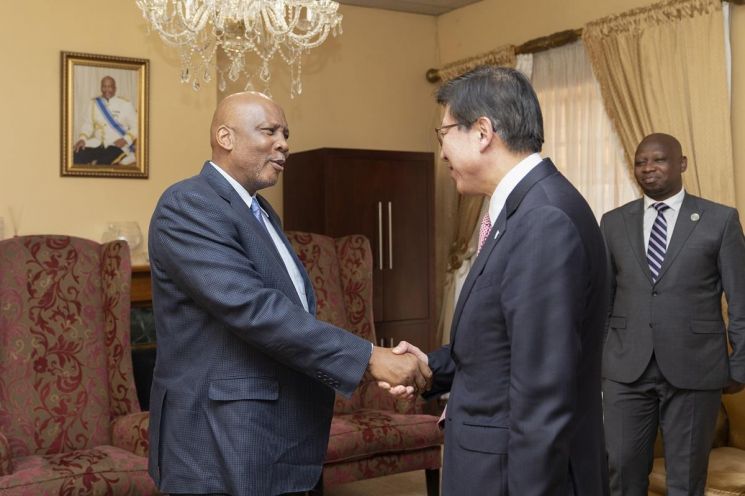 대통령 특사로 임명된 박형준 부산시장이 레소토 국왕과 면담하고 있다.