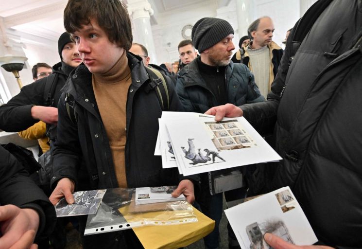 지난 24일(현지시간) 우크라이나 키이우 중앙우체국에 기념 우표를 사기 위해 몰려든 시민들의 모습.[사진출처=AFP 연합뉴스]