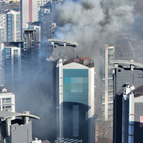 충남 천안 아파트서 화재…주민 23명 구조