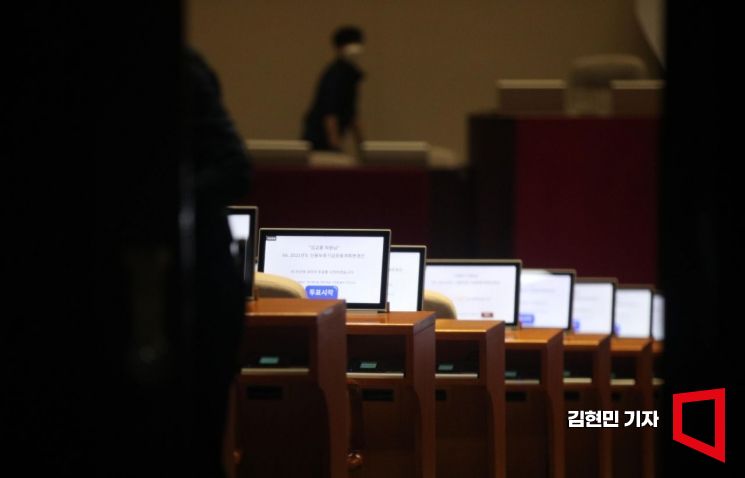 이재명 더불어민주당 대표에 대한 체포동의안 표결이 예정된 27일 서울 여의도 국회 본회의장에서 관계자들이 개원준비를 하고 있다. 사진=김현민 기자 kimhyun81@