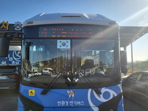 경남 김해 시내버스 앞 유리에 태극기가 부착돼 있다. [사진제공=김해시청]