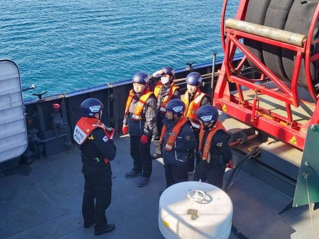 서귀포해양경찰서가 27일 화순항 해상에서 대형 해양오염사고를 대비하기 위한 방제정 오일펜스 설치 기술훈련을 실시했다.[사진제공=서귀포해경]