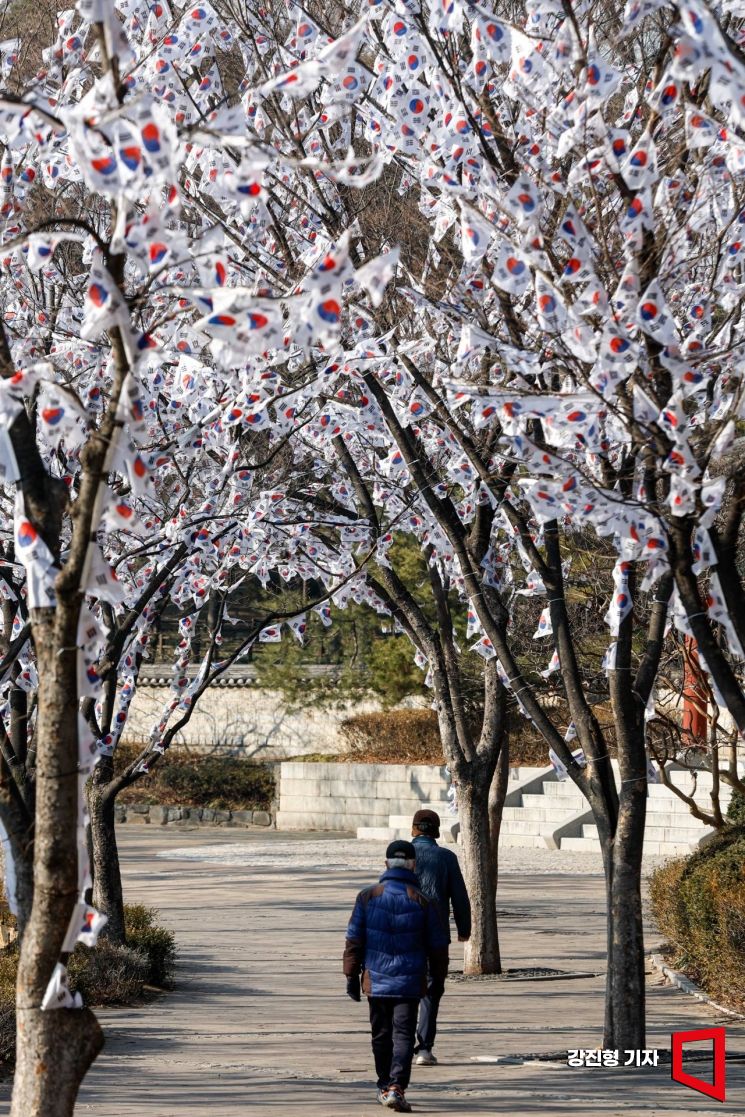 [포토]효창공원 입구 태극기 거리 조성
