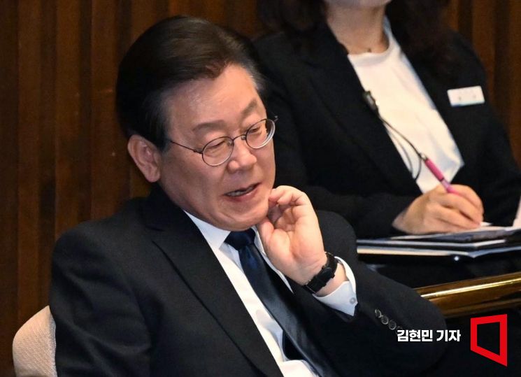 '첩첩산중' 李, 3월3일 '허위발언' 피고인신분 법정출석
