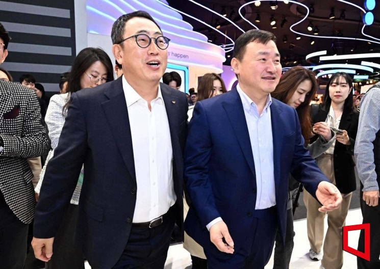 [포토] 삼성 부스 찾은 노태문 사장과 유영상 사장
