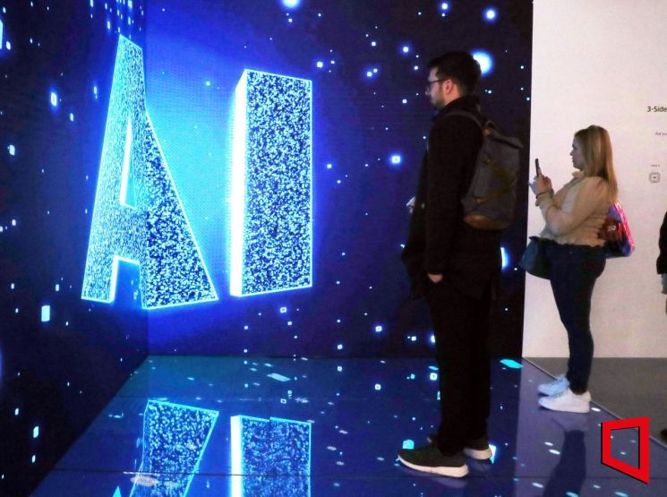 27일(현지시간) 세계 최대 모바일 기술 박람회 ‘모바일 월드 콩그레스(MWC 2023)’을 찾은 관람객들이 KT 부스를 둘러보고 있다. 2일까지 나흘간 열리는 'MWC 2023'은 5세대(5G)·6G 이동통신과 위성, 인공지능(AI), 디지털전환 기술을 확인하는 모바일 축제의 장이 될 것으로 기대를 모으고 있다. 사진=사진공동취재단