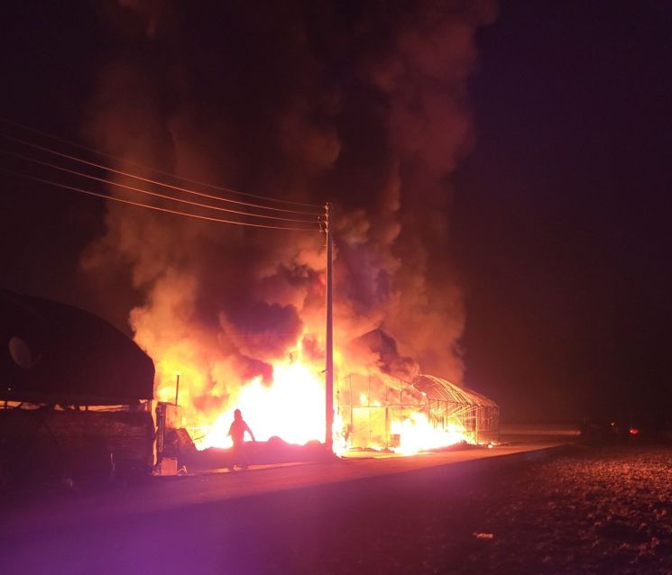 경남 김해에서 비닐하우스가 불에 타고 있다. [사진제공=경남소방본부]