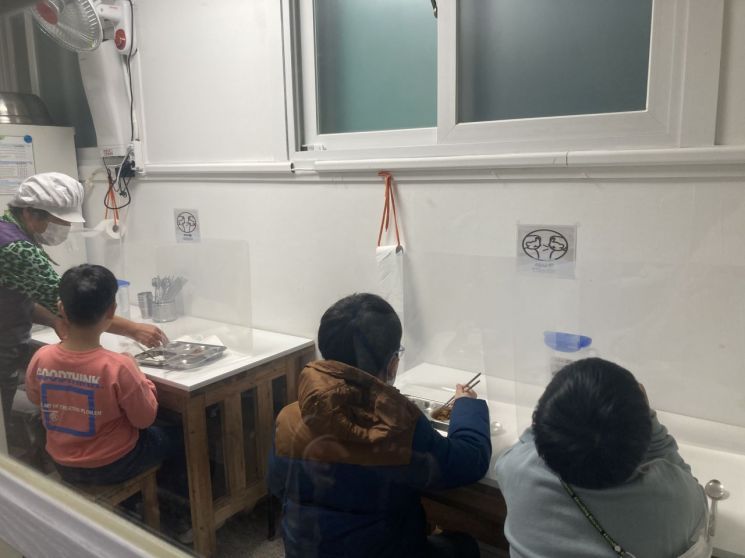 아동복지센터에서 아이들이 급식하고 있는 모습. [사진출처=아시아경제DB]