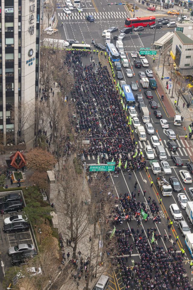 28일 오후 민주노총 전국 건설노조 조합원들이 서울 경복궁 앞 도로에서 집회를 벌이고 있다. [이미지출처=연합뉴스]