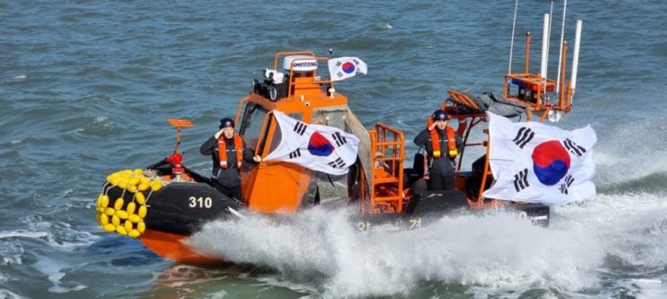 [포토]목포해경, 3·1절 기념 태극기 퍼포먼스 펼쳐