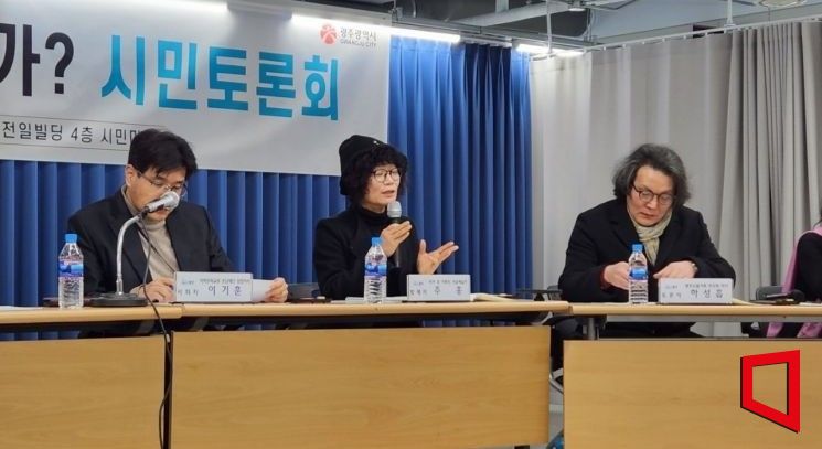 광주시 동구 전일빌딩 4층에서 28일 오후 진행된 '검은비 어떻게 할 것인가' 토론회에서 주 홍 작가가 발제하고 있다. [사진=민현기 기자]