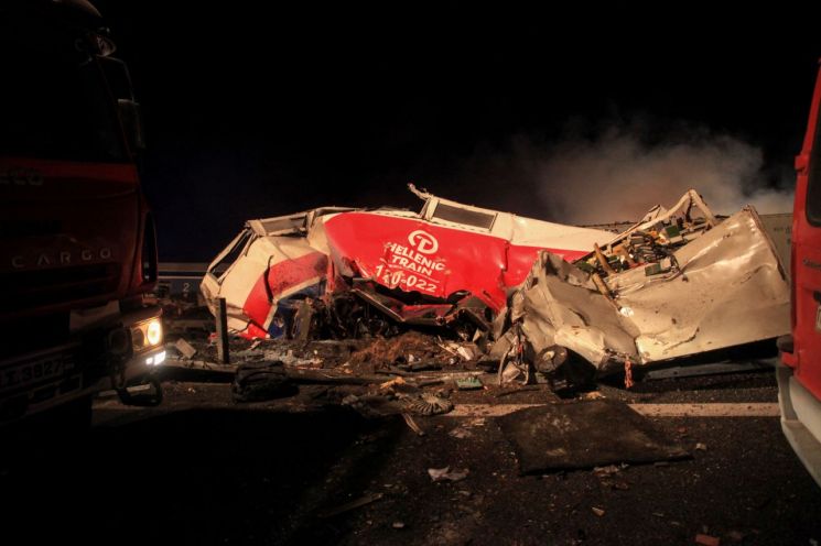 그리스서 기차 2대 충돌…최소 16명 사망, 85명 부상