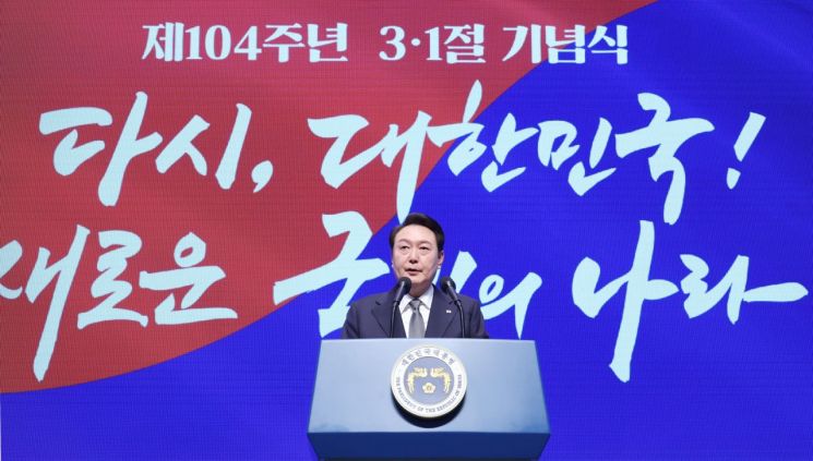 尹, '보편적 가치'에 방점…"일본과 협력, 북한은 위협"