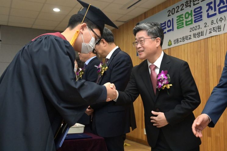 김길성 중구청장(가운데)이 성동고 졸업식에 참석, 졸업생을 축하하고 있다.