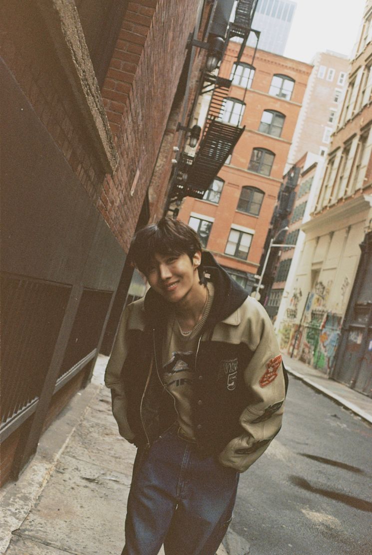 제이홉_on the street photos 이미지. [사진제공 = 빅히트뮤직]