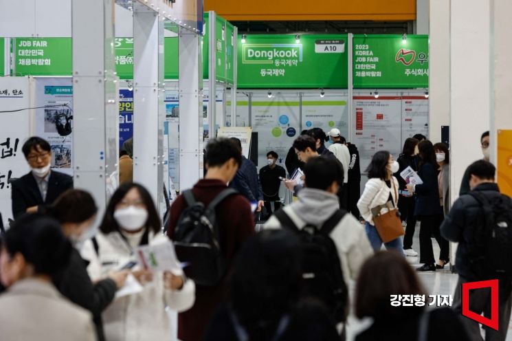 2023년 3월 2일 서울 서초구 aT센터에서 열린 '대한민국 채용박람회'에 참가한 구직자들로 붐비고 있다. 강진형 기자