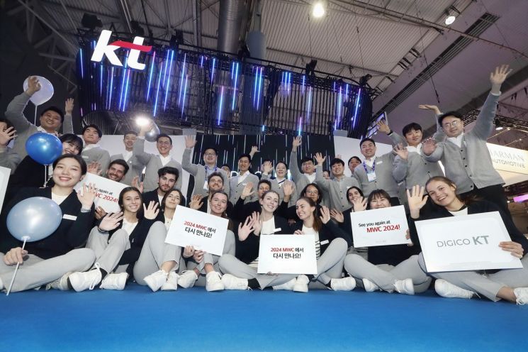 KT 전시 관계자들이 MWC 2023 KT 전시관 앞에서 단체 기념 사진을 촬영하고 있다.(사진=KT)